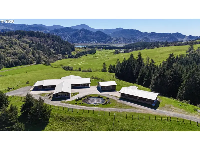 94621 N BANK ROGUE RIVER RD, Gold Beach, OR 97444