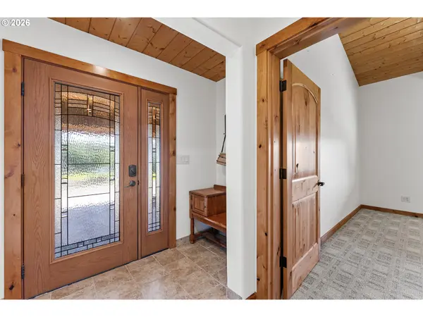 94621 N BANK ROGUE RIVER RD, Gold Beach, OR 97444