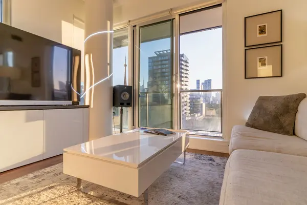 260 Sackville ST #813, Toronto C08, ON M5A 0B3