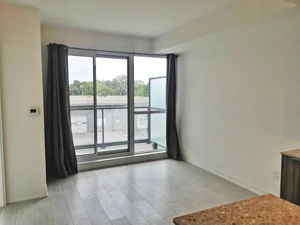 31 Tippett RD #209, Toronto C06, ON M3H 0C8