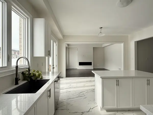 33 Cecil Saunders DR, Georgina, ON L4P 0T3