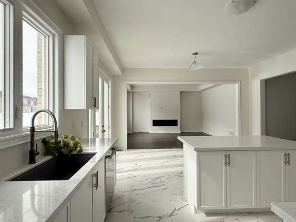 33 Cecil Saunders DR, Georgina, ON L4P 0T3