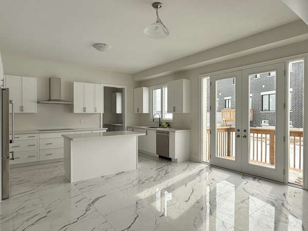 33 Cecil Saunders DR, Georgina, ON L4P 0T3