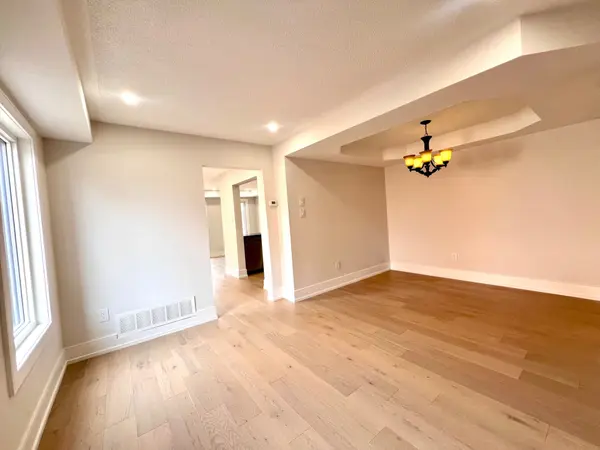 100 Woodroof CRES, Aurora, ON L4G 7H3