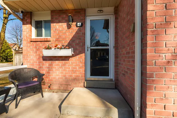 4 Scribner CT, Brampton, ON L6Z 2N1