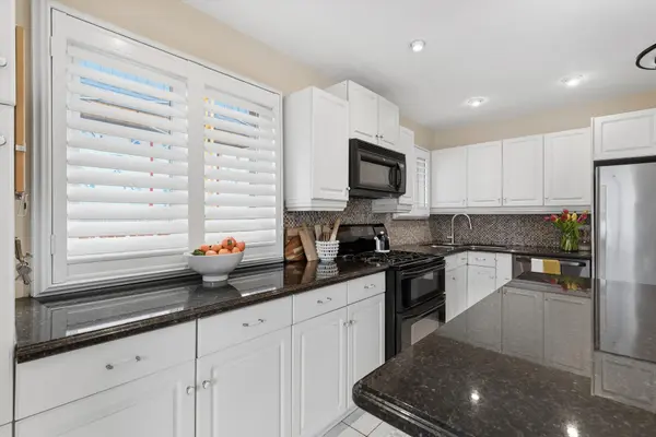 11 Chelsea DR, Toronto W06, ON M8W 4R5