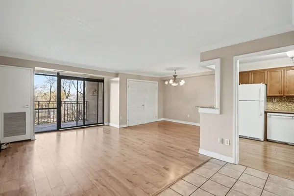 500 Green RD #218, Hamilton, ON L8E 3M6