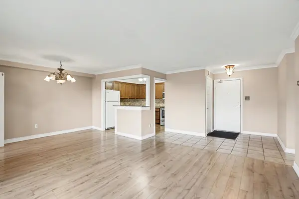 500 Green RD #218, Hamilton, ON L8E 3M6