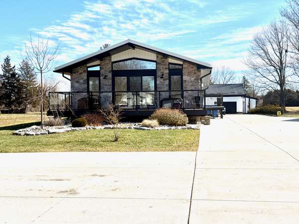 747 Broadway ST, Plympton-wyoming, ON N0N 1T0