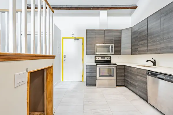 14 Cross ST #3, Hamilton, ON L9H 2R4