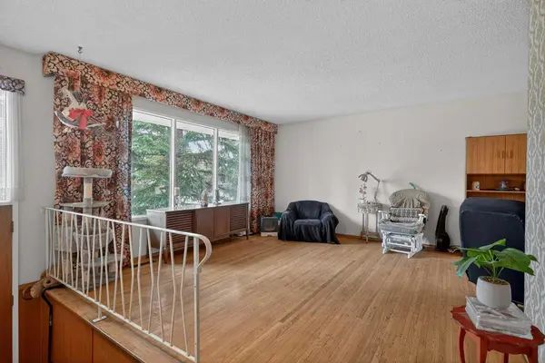 4911 Vanguard RD NW, Calgary, AB T3A0R5