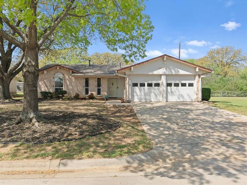 201 Bluebird Circle, Denton, TX 76209