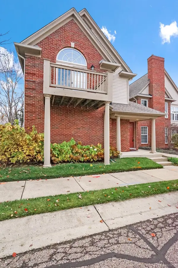 28266 Carlton Way DR, Novi, MI 48377