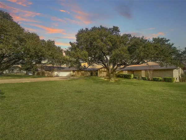 903 N Hoover Avenue, Cameron, TX 76520