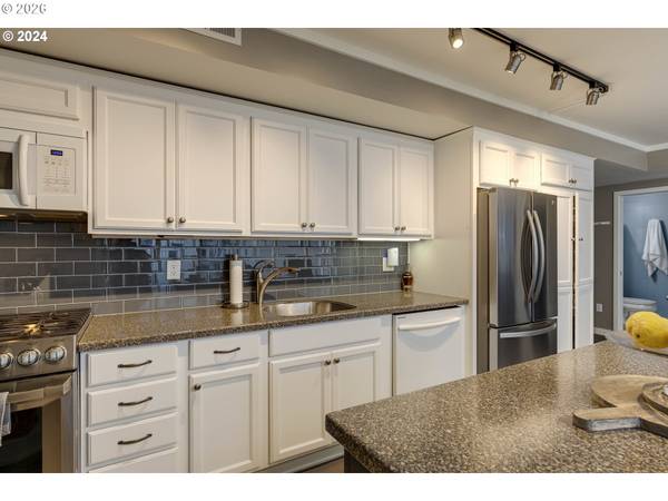 533 NE HOLLADAY ST #409, Portland, OR 97232