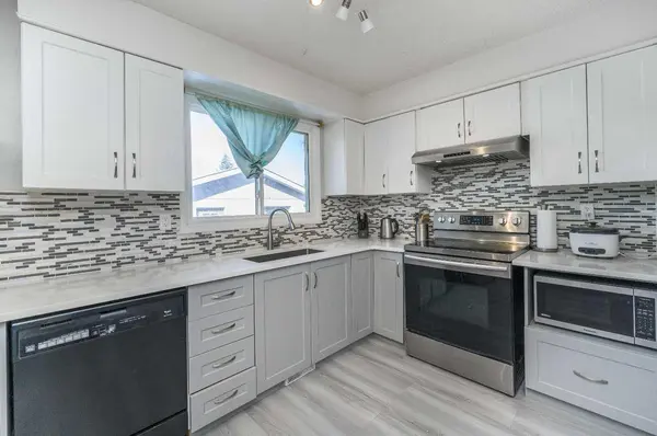 427 Rundlelawn WAY NE, Calgary, AB T1Y 3J4