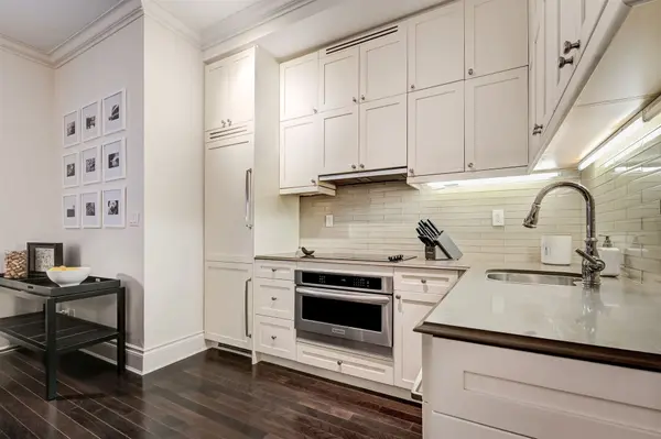 22 Leader LN #332, Toronto C08, ON M5E 0B2