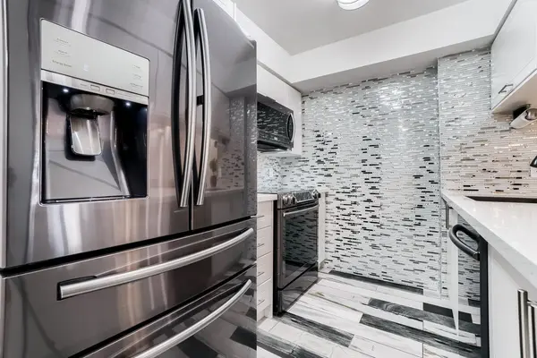 9017 Leslie ST #222, Richmond Hill, ON L4B 4R8