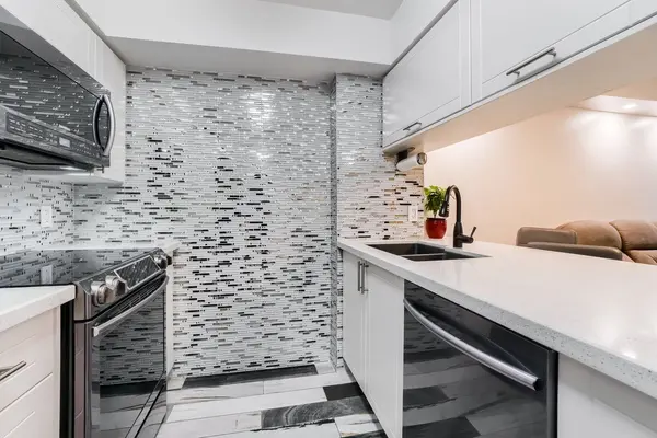 9017 Leslie ST #222, Richmond Hill, ON L4B 4R8