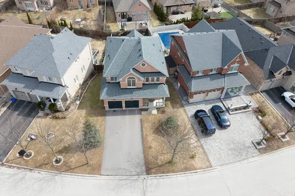 27 Donzi LN, Vaughan, ON L6A 0J3