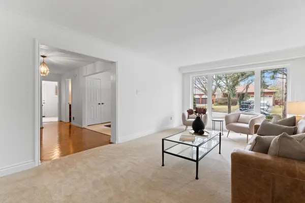 1653 Sherwood Forrest CIR, Mississauga, ON L5K 2G8