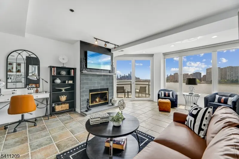 600 Harbor Blvd, 926 #926, Weehawken Twp., NJ 07086