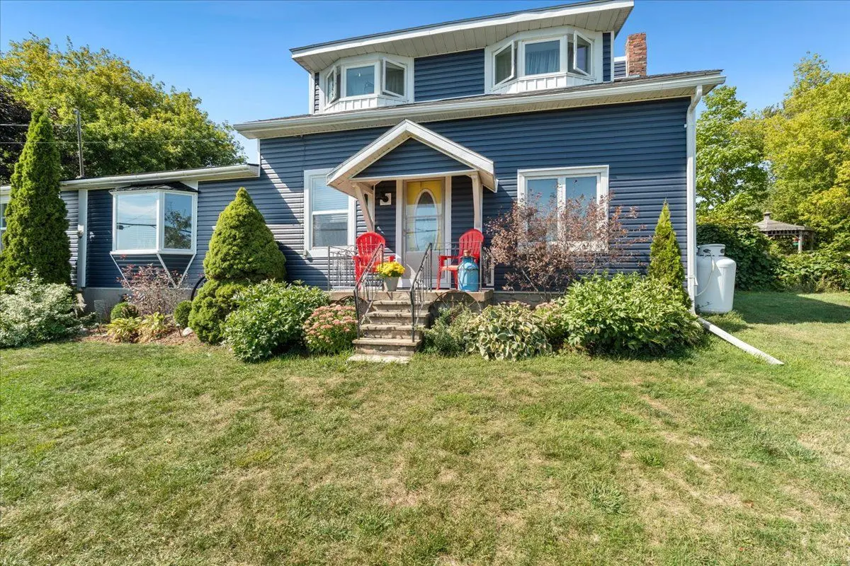 7763 Loyalist Pkwy, Greater Napanee, ON K0H 1G0