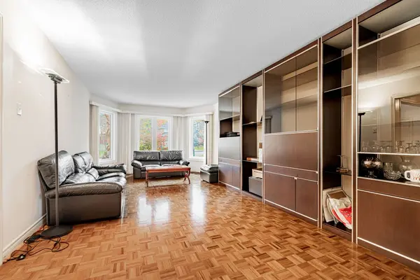 220 Timpson DR, Aurora, ON L4G 5M7