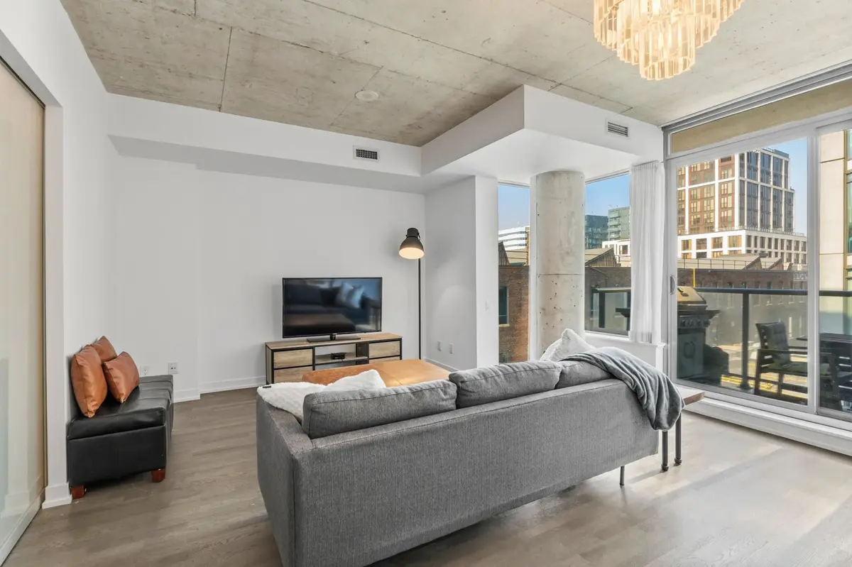 560 King ST W #623, Toronto C01, ON M5V 1M3