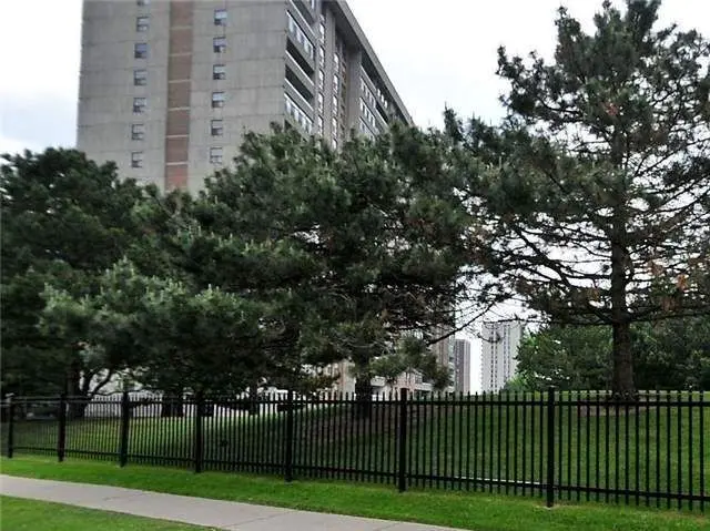 15 Kensington RD #1904, Brampton, ON L6T 3W2