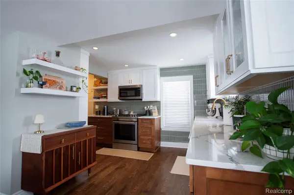 550 Pinecrest DR, Ferndale, MI 48220