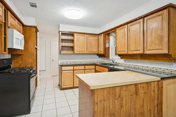 125 Briarwood Drive, Kennedale, TX 76060