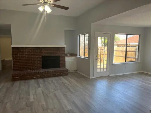 819 Lovingham Drive, Arlington, TX 76017