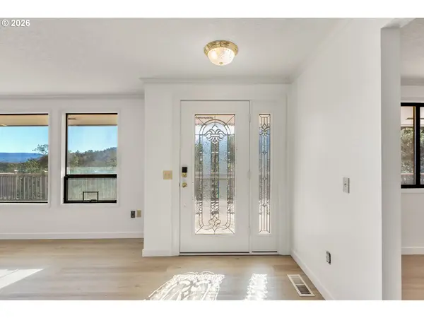 1386 ARCADIA DR, Roseburg, OR 97470