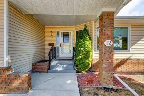 12 Vandoos Villas NW, Calgary, AB T3A 4W3