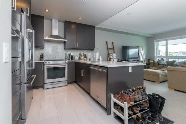 145 Burma Star RD SW #302, Calgary, AB T3E 8A8