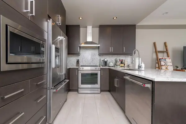 145 Burma Star RD SW #302, Calgary, AB T3E 8A8