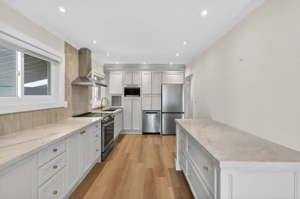 724 Balaton AVE #Main, Pickering, ON L1W 1W4