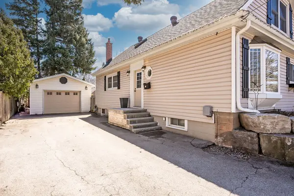 220 Townsend AVE, Burlington, ON L7T 1Z4