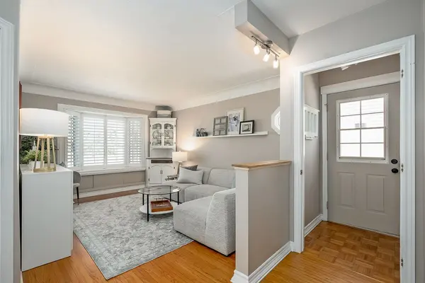 220 Townsend AVE, Burlington, ON L7T 1Z4