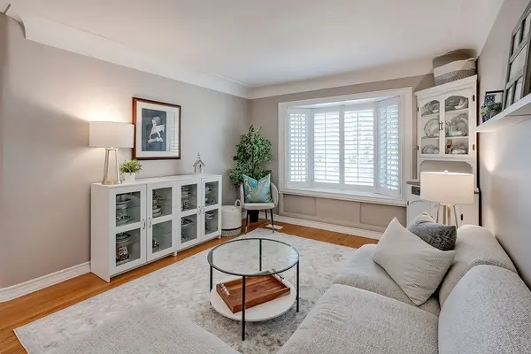 220 Townsend AVE, Burlington, ON L7T 1Z4