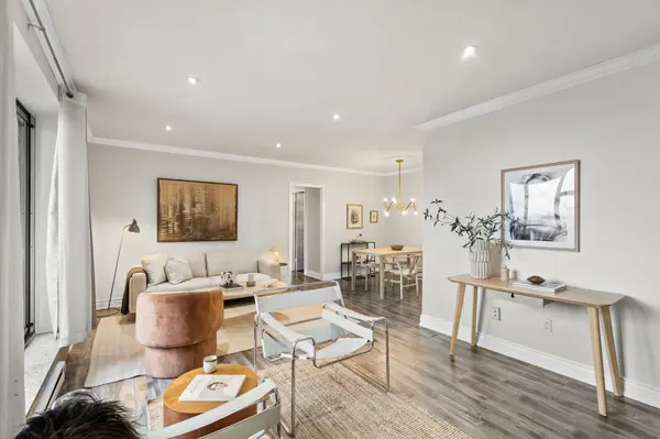 3025 Queen Frederica DR #602, Mississauga, ON L4Y 3A1