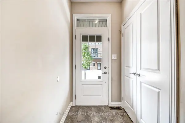 68 Esplanade LN, Grimsby, ON L3M 0H2