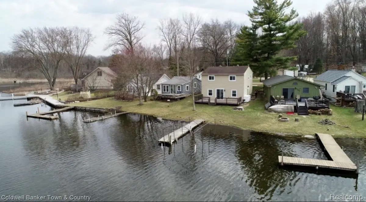 2705 Melvin DR, Hamburg Township, MI 48169