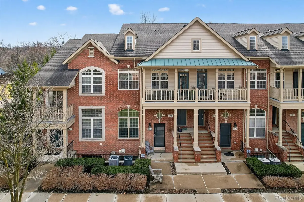 143 E Bay DR, Walled Lake, MI 48390