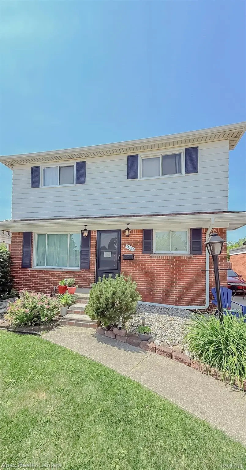 15257 Paris ST, Allen Park, MI 48101
