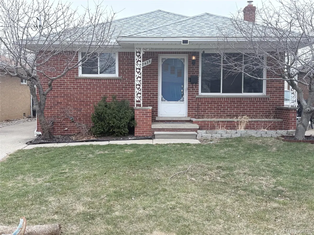 22435 Lange ST, St. Clair Shores, MI 48080