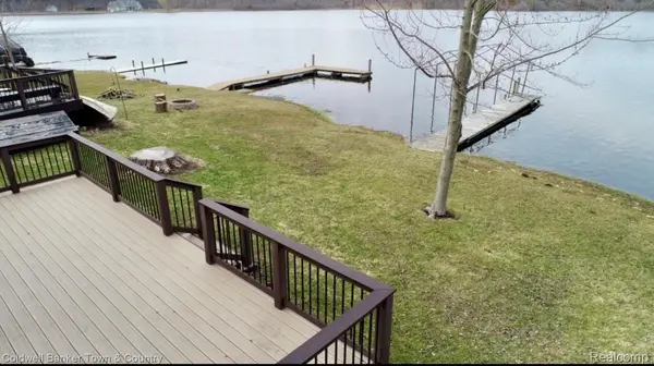 2705 Melvin DR, Hamburg Township, MI 48169