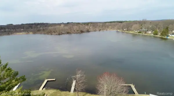 2705 Melvin DR, Hamburg Township, MI 48169