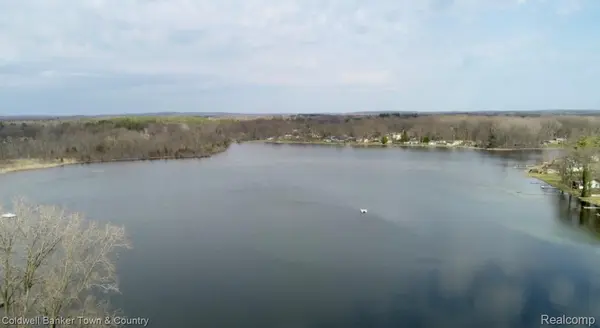 2705 Melvin DR, Hamburg Township, MI 48169